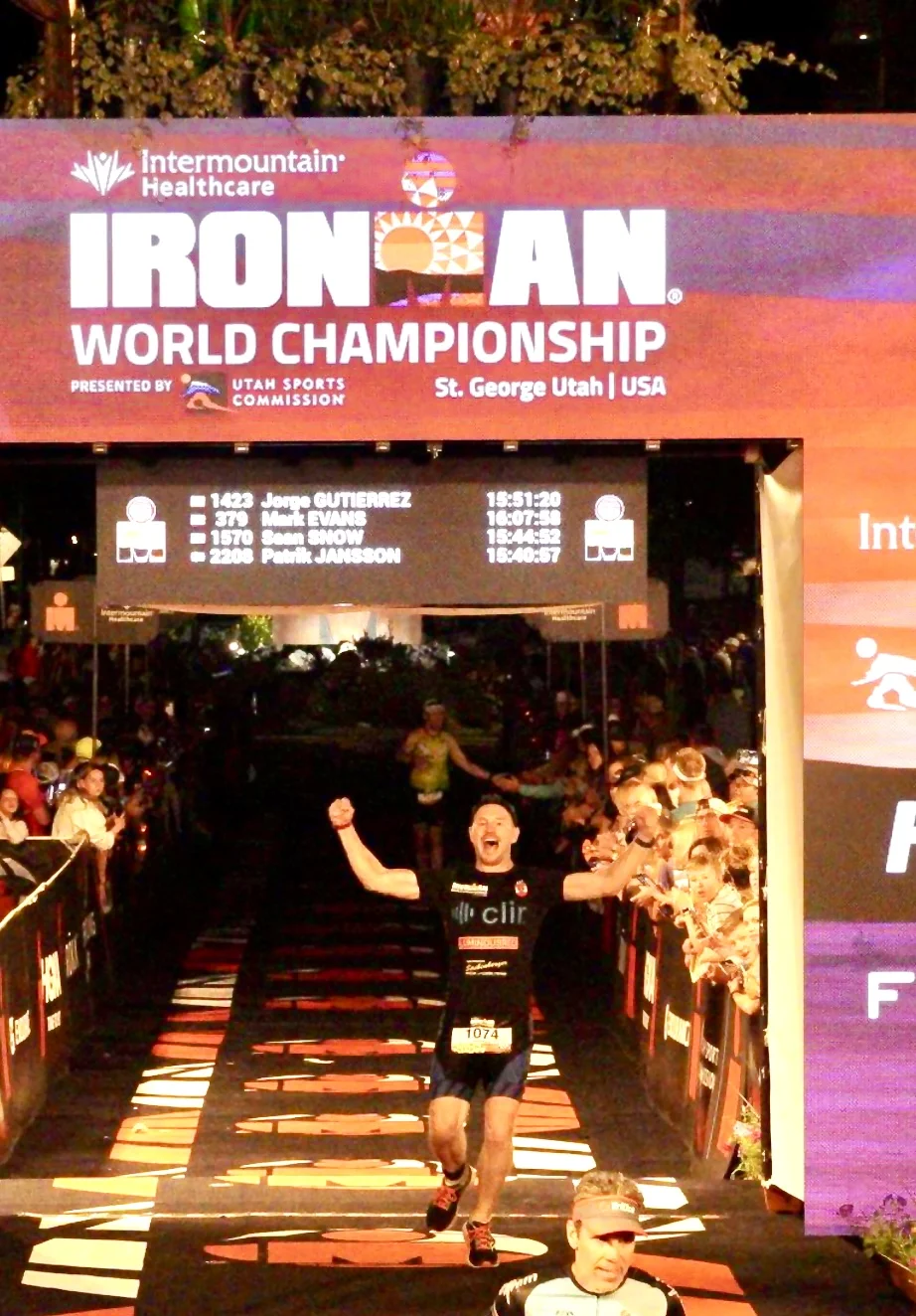 Andreas Krassnitzer am Ironman Ziellinie